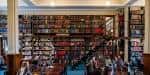 Vista del interior de la biblioteca con lectores en mesas