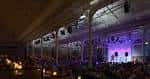 Interior del espacio de eventos con iluminación ambiental y escenario