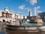 Plaza Trafalgar frente al National Gallery con fuentes y estatuas en primer plano