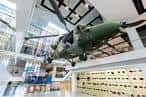 Helicóptero militar suspendido en el atrio principal del museo