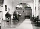 Interior histórico con globos terráqueos y arcos decorativos