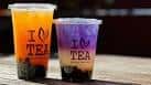 Dos bebidas de burbujas de té con el logo del local