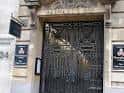 Entrada histórica con puerta de hierro forjado y detalles arquitectónicos clásicos