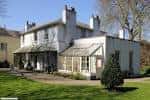 Keats House con anexo de invernadero y césped bien cuidado
