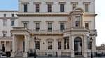 Fachada principal del The British Academy en Londres