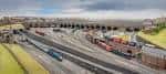 Vista panorámica de un extenso modelo ferroviario con múltiples vías y túneles