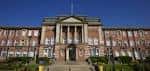 Fachada principal del edificio Headingley de Leeds Beckett University bajo cielo azul