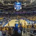 Interior del arena durante un partido de baloncesto con gradas llenas