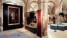 Sala de exposiciones con cuadros históricos y vitrinas