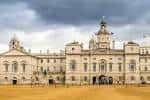 Fachada principal del Household Cavalry Museum bajo cielo nublado