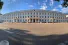 Plaza frontal del edificio Wellington Barracks bajo cielo azul