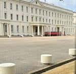 Entrada principal de Wellington Barracks con guardias reales en rojo