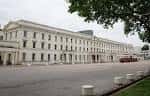 Fachada lateral de Wellington Barracks con árboles y espacio abierto