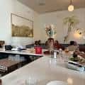 Área de barra o mostrador en Willa's con detalles decorativos y ambiente acogedor