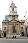 Vista frontal de la fachada principal de la iglesia St Botolph-without-Bishopsgate con su torre y reloj