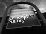 Señal exterior de Concept Art Gallery en blanco y negro