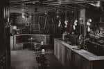 Interior del bar con barra de madera y luces colgantes