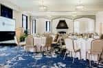 Sala de banquetes del University Club con mesas redondas y decoración elegante