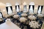 Salón principal del University Club preparado para una boda con centros florales blancos