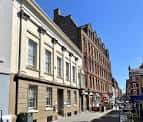 Vista de la fachada histórica de los edificios en Broad Street