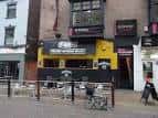 Vista exterior del pub The Walrus en Nottingham con su fachada amarilla y negra