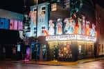 Fachada nocturna del Theatre Royal en Briggate con iluminación decorativa