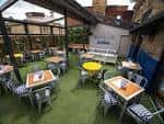 Terraza exterior del Bierkeller con mesas y sillas