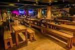 Sala principal del Bierkeller con mesas y pantallas de televisión