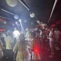 Interior del Lava Lounge con ambiente de fiesta y luces de discoteca