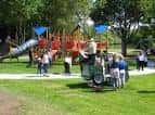 Área de juegos infantiles y parque en Kingsbury Water Park con familias disfrutando