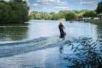 Persona practicando wakeboard en el lago de Kingsbury Water Park