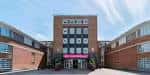 Vista exterior frontal del Crowne Plaza Liverpool John Lennon Airport con fachada de ladrillo