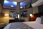 Habitación doble del hotel con decoración inspirada en los Beatles