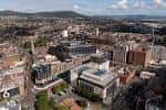 Vista aérea del campus universitario en el contexto urbano de Belfast