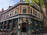 Fachada exterior del pub The Cross Keys en Nottingham, edificio histórico con detalles arquitectónicos y escaparates
