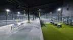 Interior de las pistas de pádel del Slazenger Padel Club Leeds con iluminación nocturna