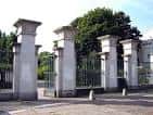 Puerta este de Abney Park Cemetery con columnas clásicas y verjas metálicas