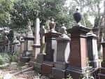 Vista cercana de monumentos funerarios victorianos con detalles arquitectónicos