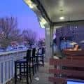 Terraza al aire libre de la cafetería durante el atardecer