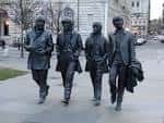 Estatua de los Beatles en Liverpool con las cuatro figuras caminando