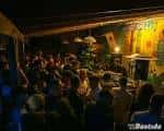 Interior del club Meraki con público asistiendo a un evento