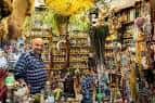 Puesto interior del mercado lleno de especias y productos tradicionales