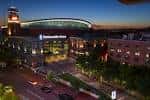 Vista nocturna del Nationwide Arena iluminado