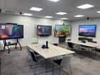 Sala de demostración con pantallas y mobiliario moderno