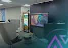 Área de recepción con pantalla interactiva y logo Midwich
