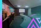 Espacio interior con proyección y diseño tecnológico
