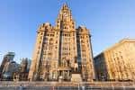 Fachada principal del Royal Liver Building bajo un cielo azul despejado