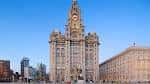 Plano medio de la torre central del Royal Liver Building con detalles arquitectónicos visibles