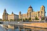 Panorámica del Royal Liver Building junto a los otros edificios del Three Graces en el waterfront de Liverpool