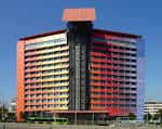 Vista exterior del Hotel Puerta América en Madrid con su distintiva fachada de colores
